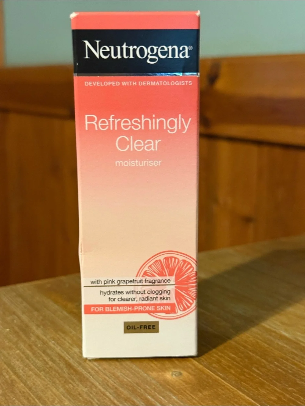 Neutrogena Refreshingly Clear Moisturiser -Oil Free